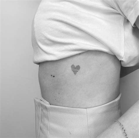 tatuajes para mujeres entre los senos|Tatuajes en el pecho: 25 diseños en HD que no has。